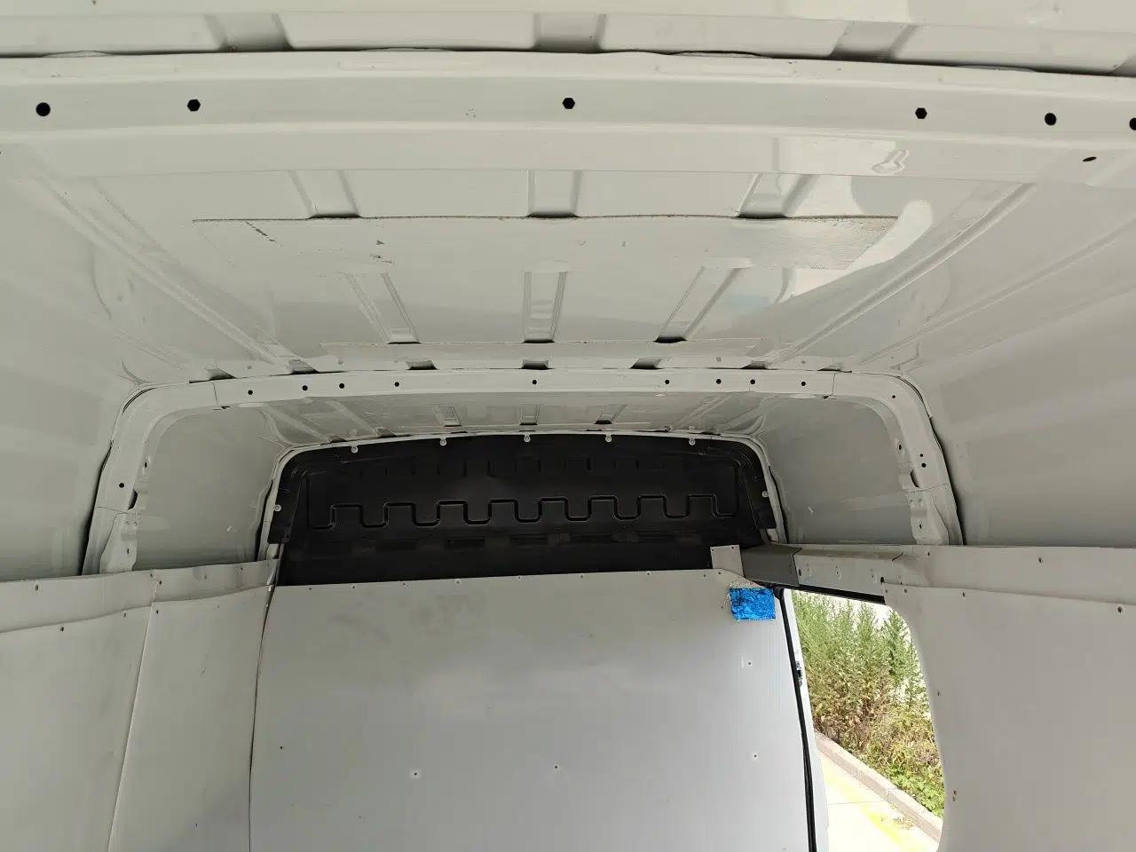 Iveco Daily 2023 2.5T V37 Van Long Wheelbase Mid-Roof Dual Tires Manual Doors 2-3 Seater — миниатюра 18
