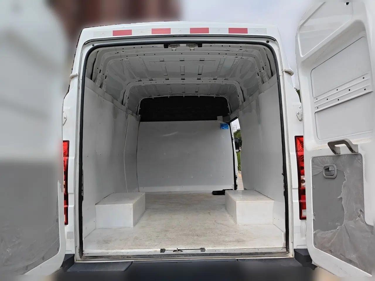 Iveco Daily 2023 2.5T V37 Van Long Wheelbase Mid-Roof Dual Tires Manual Doors 2-3 Seater — миниатюра 19