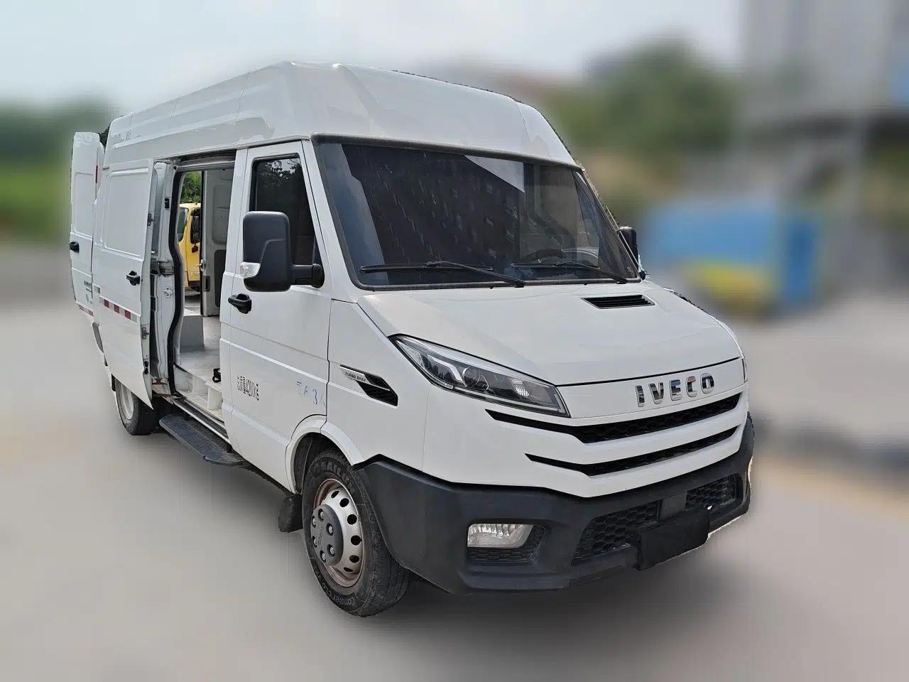 Iveco Daily 2023 2.5T V37 Van Long Wheelbase Mid-Roof Dual Tires Manual Doors 2-3 Seater — миниатюра 3