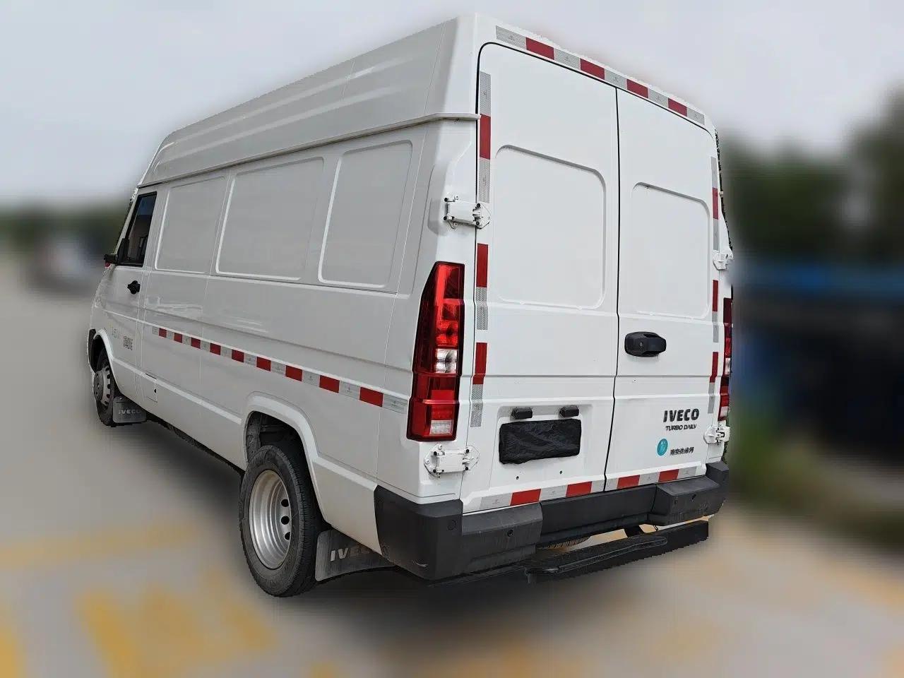 Iveco Daily 2023 2.5T V37 Van Long Wheelbase Mid-Roof Dual Tires Manual Doors 2-3 Seater — миниатюра 4
