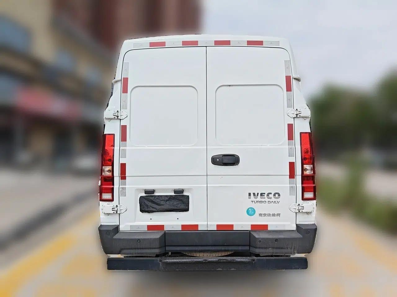 Iveco Daily 2023 2.5T V37 Van Long Wheelbase Mid-Roof Dual Tires Manual Doors 2-3 Seater — миниатюра 5
