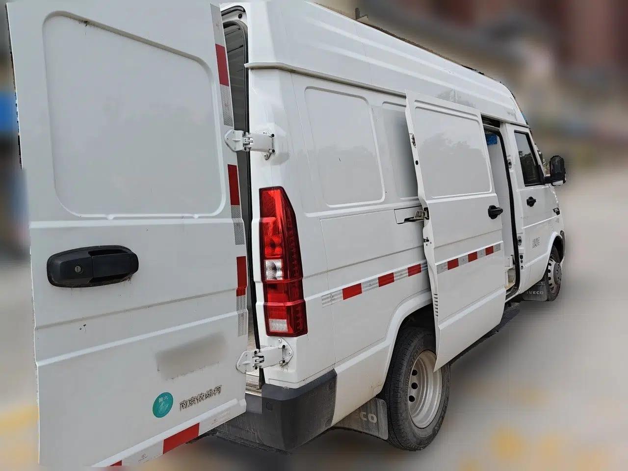 Iveco Daily 2023 2.5T V37 Van Long Wheelbase Mid-Roof Dual Tires Manual Doors 2-3 Seater — миниатюра 6