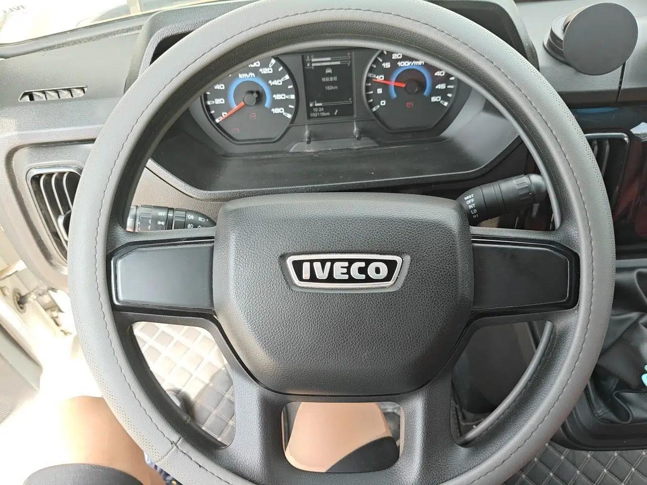 Iveco Daily 2023 2.5T V37 Van Long Wheelbase Mid-Roof Dual Tires Manual Doors 2-3 Seater — миниатюра 10