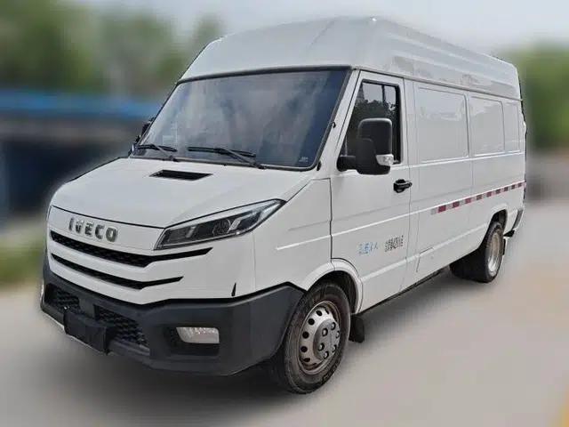 Iveco Daily 2023 2.5T V37 Van Long Wheelbase Mid-Roof Dual Tires Manual Doors 2-3 Seater