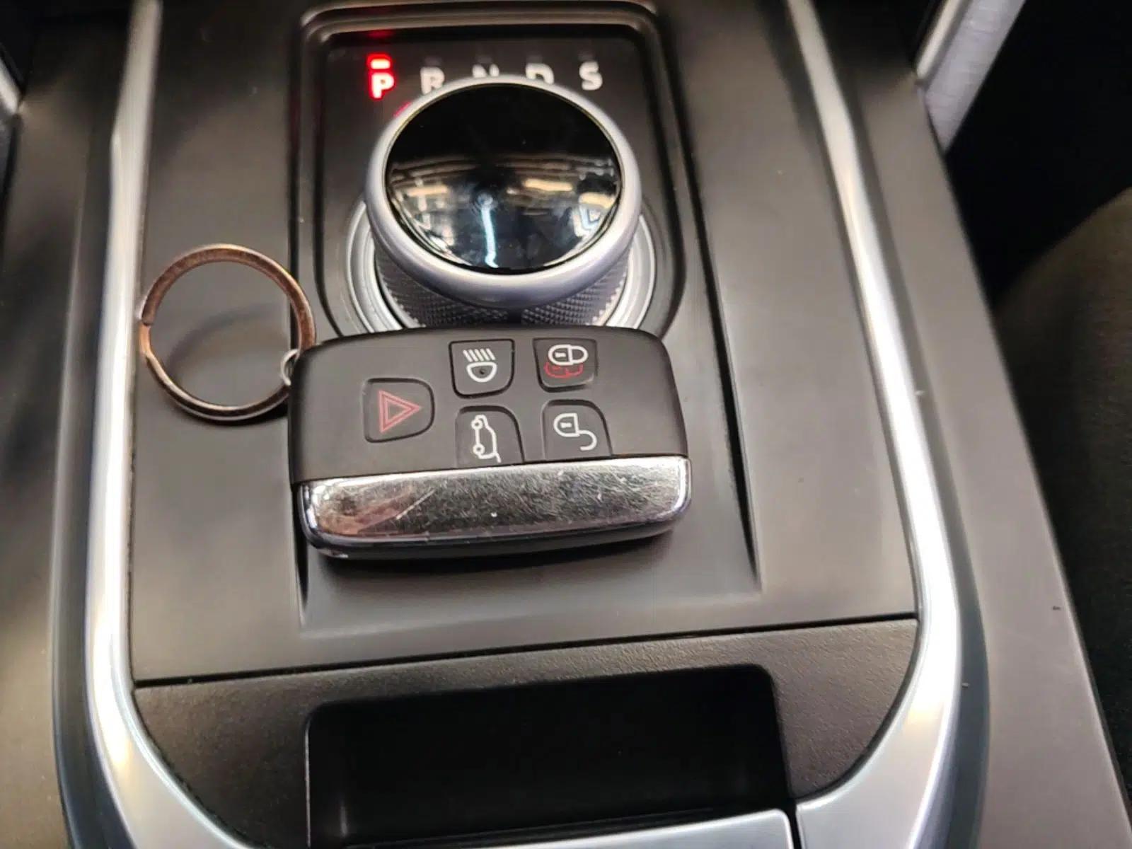Land Rover Discovery Sport 2016 2.0T SE — миниатюра 28