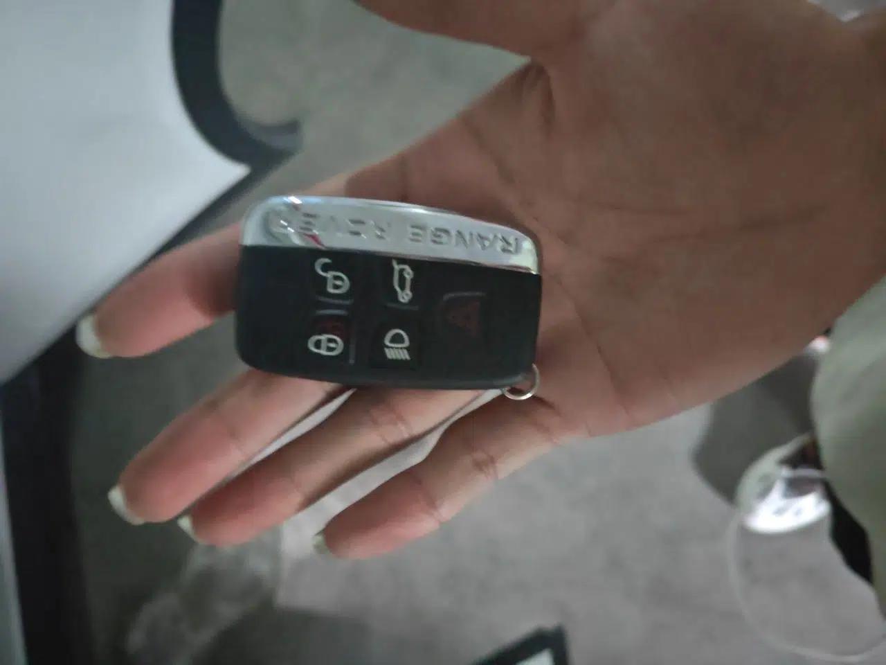 Land Rover Discovery Sport 2016 2.0T SE — миниатюра 17