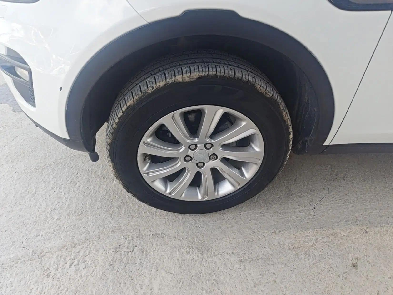 Land Rover Discovery Sport 2017 2.0T SE — миниатюра 10
