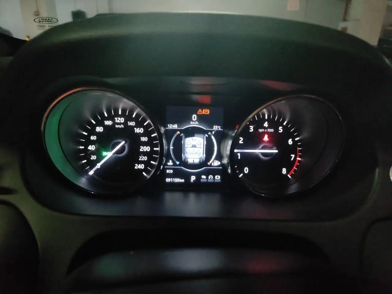 Land Rover Discovery Sport 2017 2.0T SE — миниатюра 11