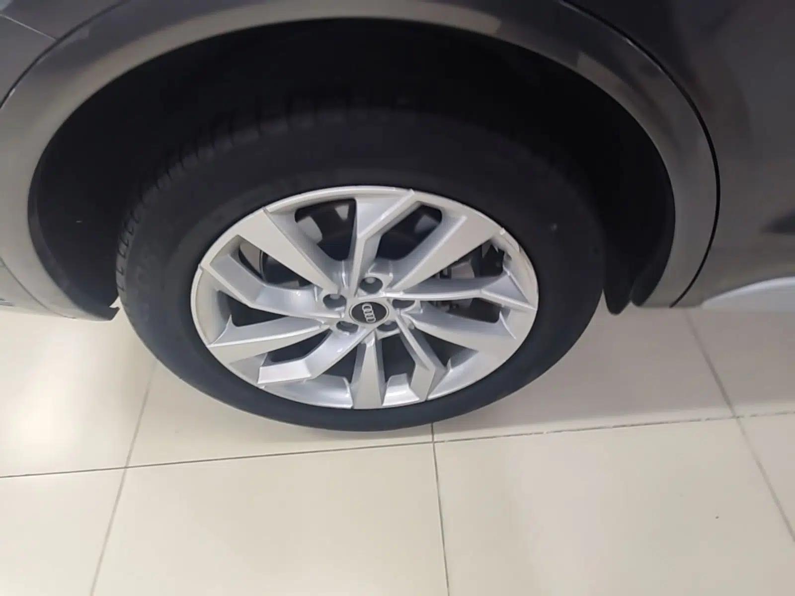 Audi Q5L 2022 40T Luxury Dynamic Model — миниатюра 11