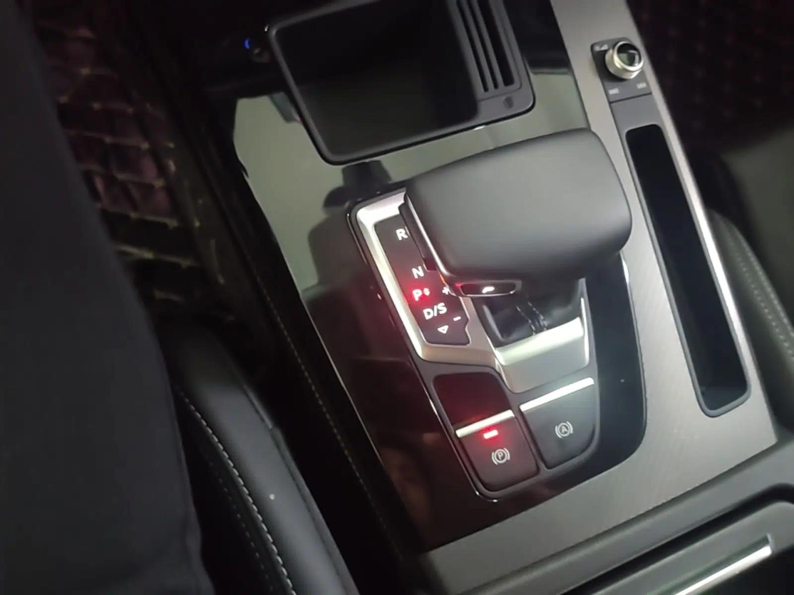 Audi Q5L 2022 40T Luxury Dynamic Model — миниатюра 16
