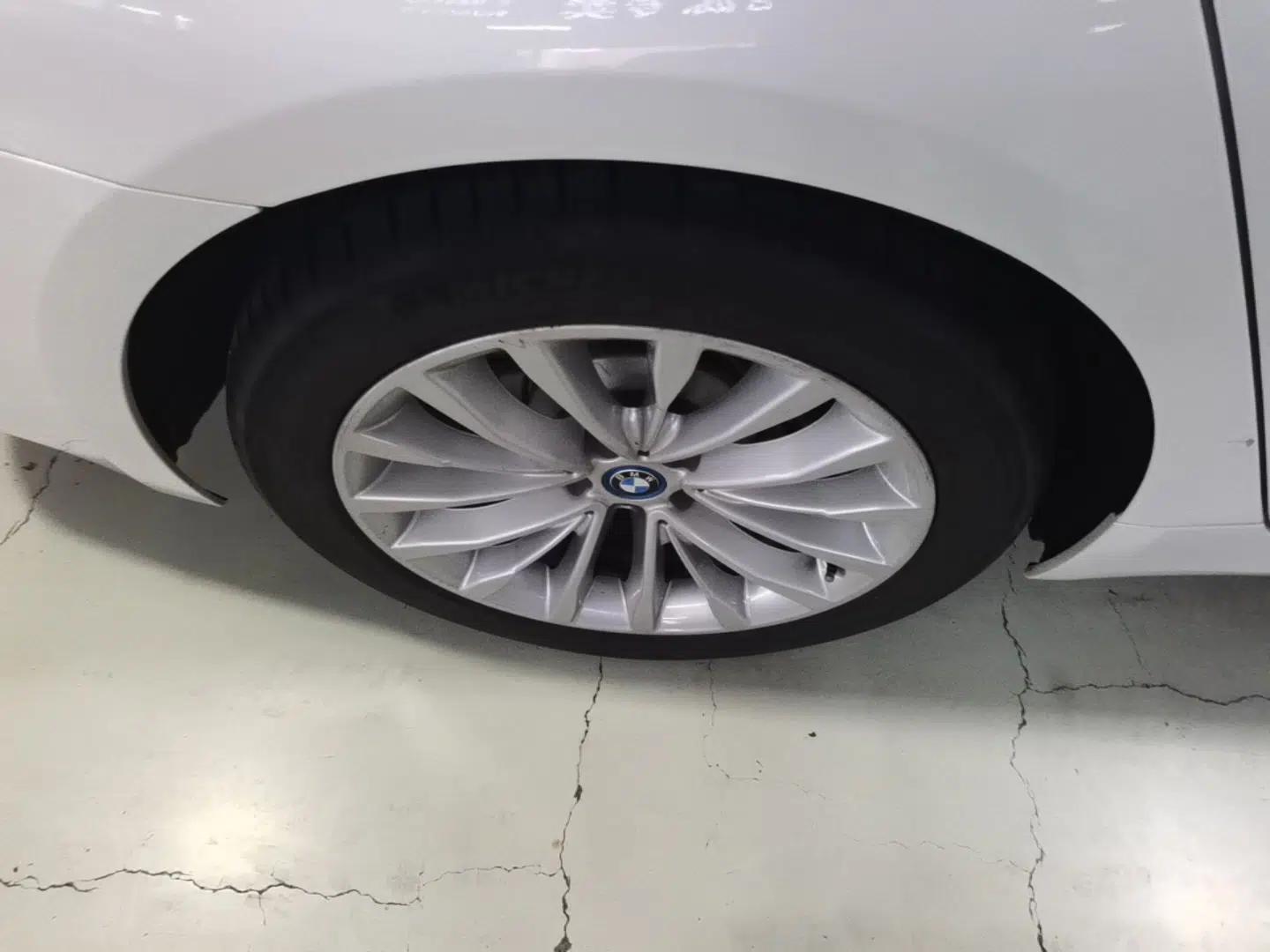 BMW 5 Series New Energy 2019 530Le Pioneer Edition — миниатюра 11