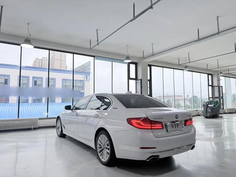 BMW 5 Series New Energy 2019 530Le Pioneer Edition — миниатюра 15