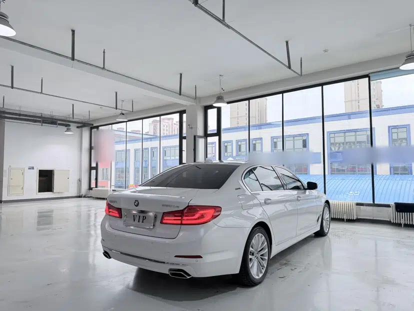 BMW 5 Series New Energy 2019 530Le Pioneer Edition — миниатюра 16