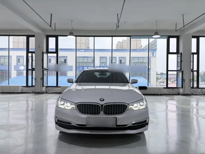 BMW 5 Series New Energy 2019 530Le Pioneer Edition — миниатюра 19
