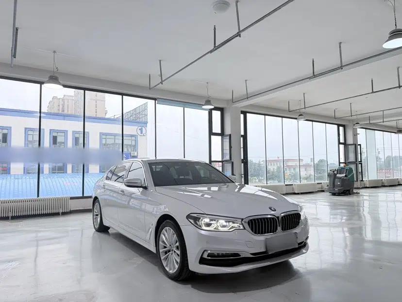 BMW 5 Series New Energy 2019 530Le Pioneer Edition — миниатюра 20