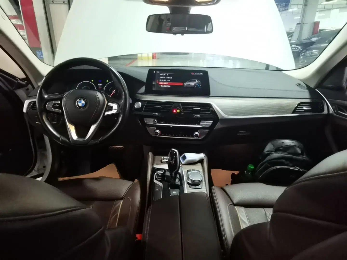 BMW 5 Series New Energy 2019 530Le Pioneer Edition — миниатюра 21