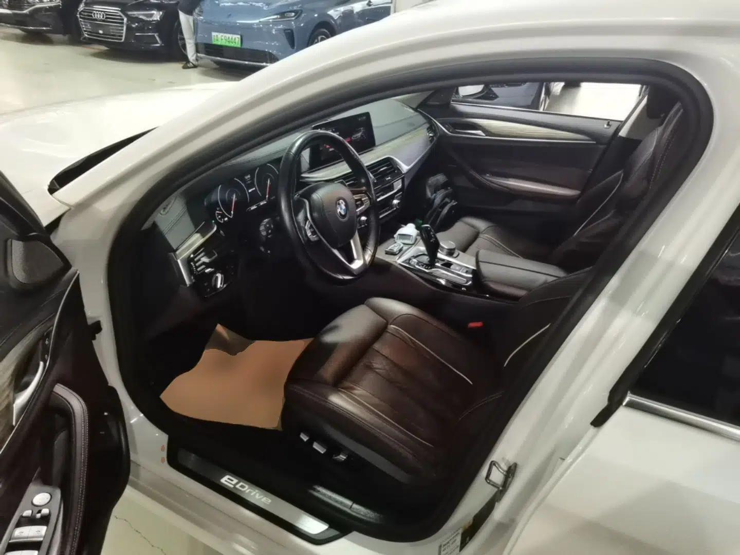 BMW 5 Series New Energy 2019 530Le Pioneer Edition — миниатюра 26