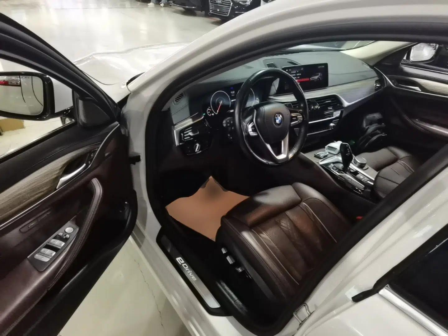 BMW 5 Series New Energy 2019 530Le Pioneer Edition — миниатюра 27