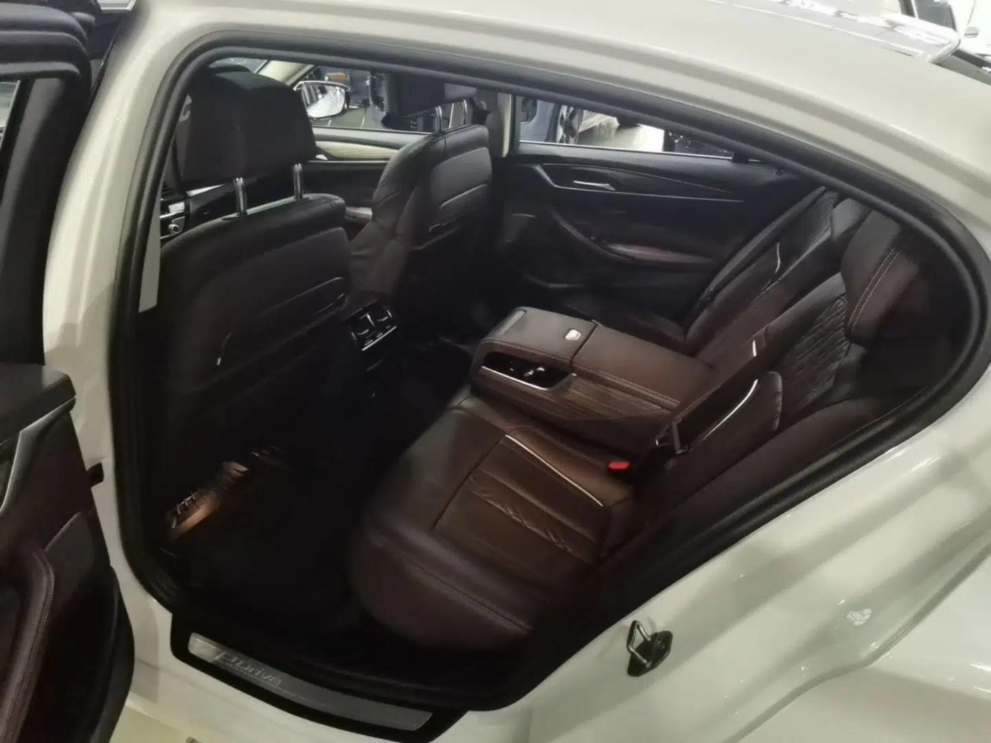 BMW 5 Series New Energy 2019 530Le Pioneer Edition — миниатюра 29