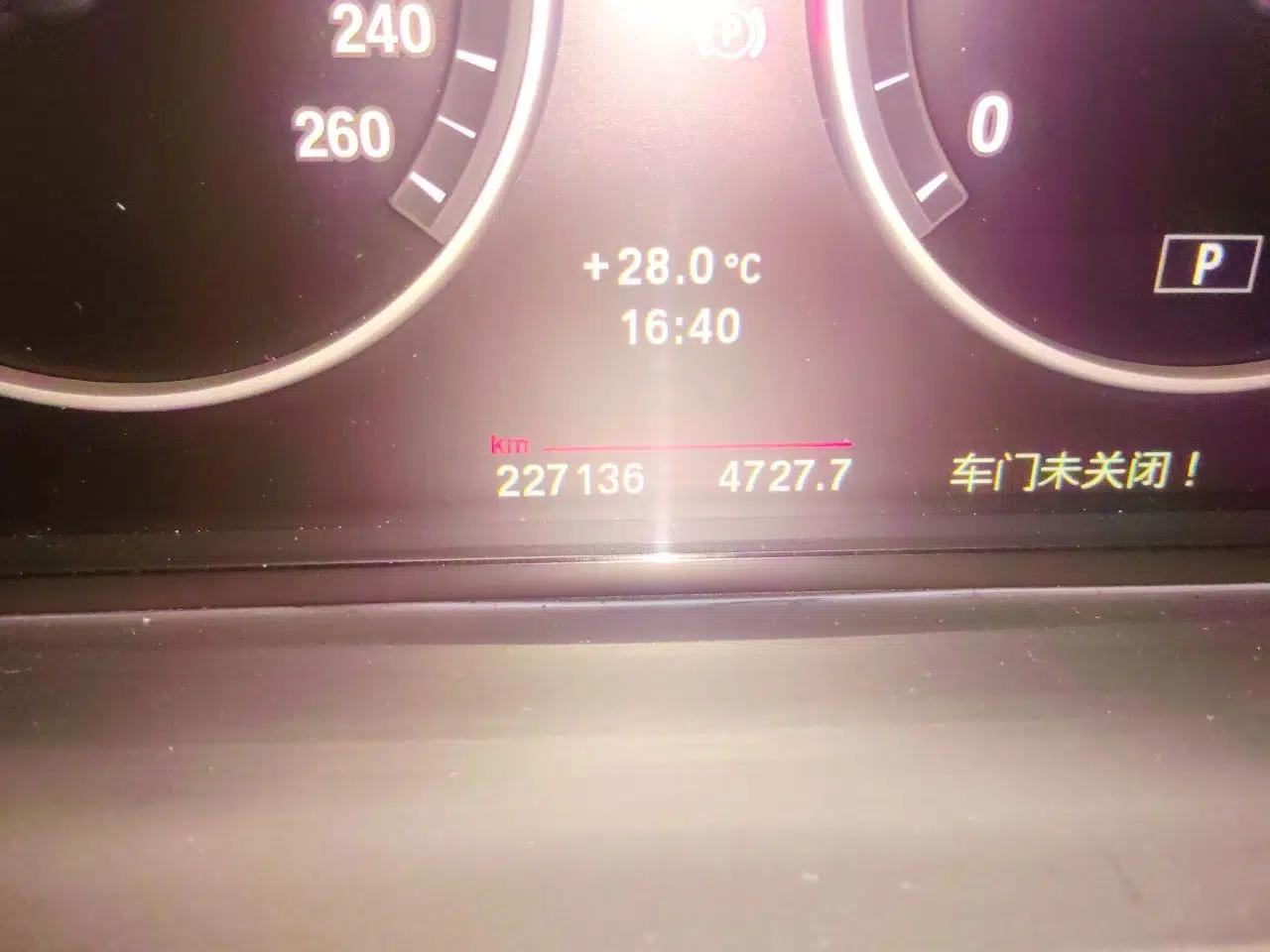 BMW 5 Series 2012 530Li Luxury Model — миниатюра 12