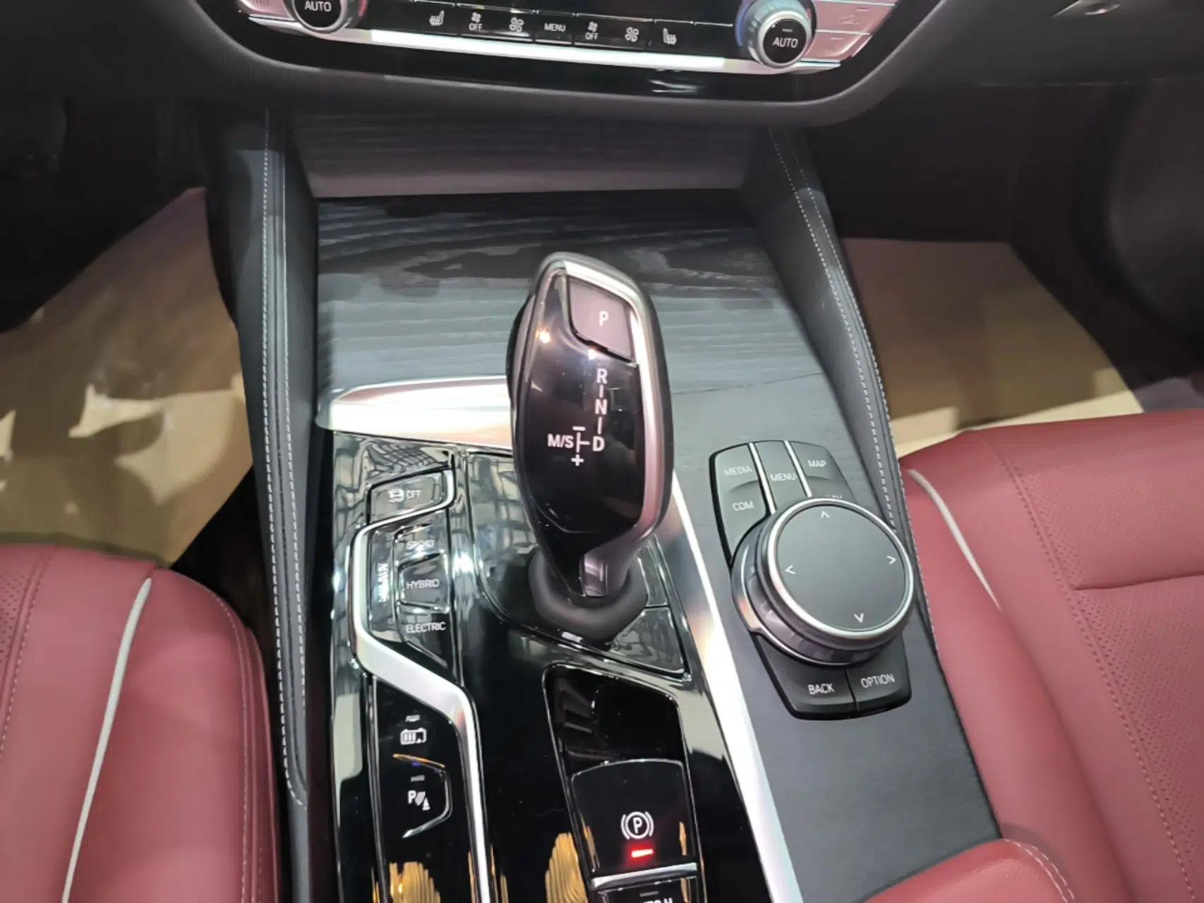 BMW 5 Series New Energy 2022 Second Facelift 535Le M Sport Package — миниатюра 16