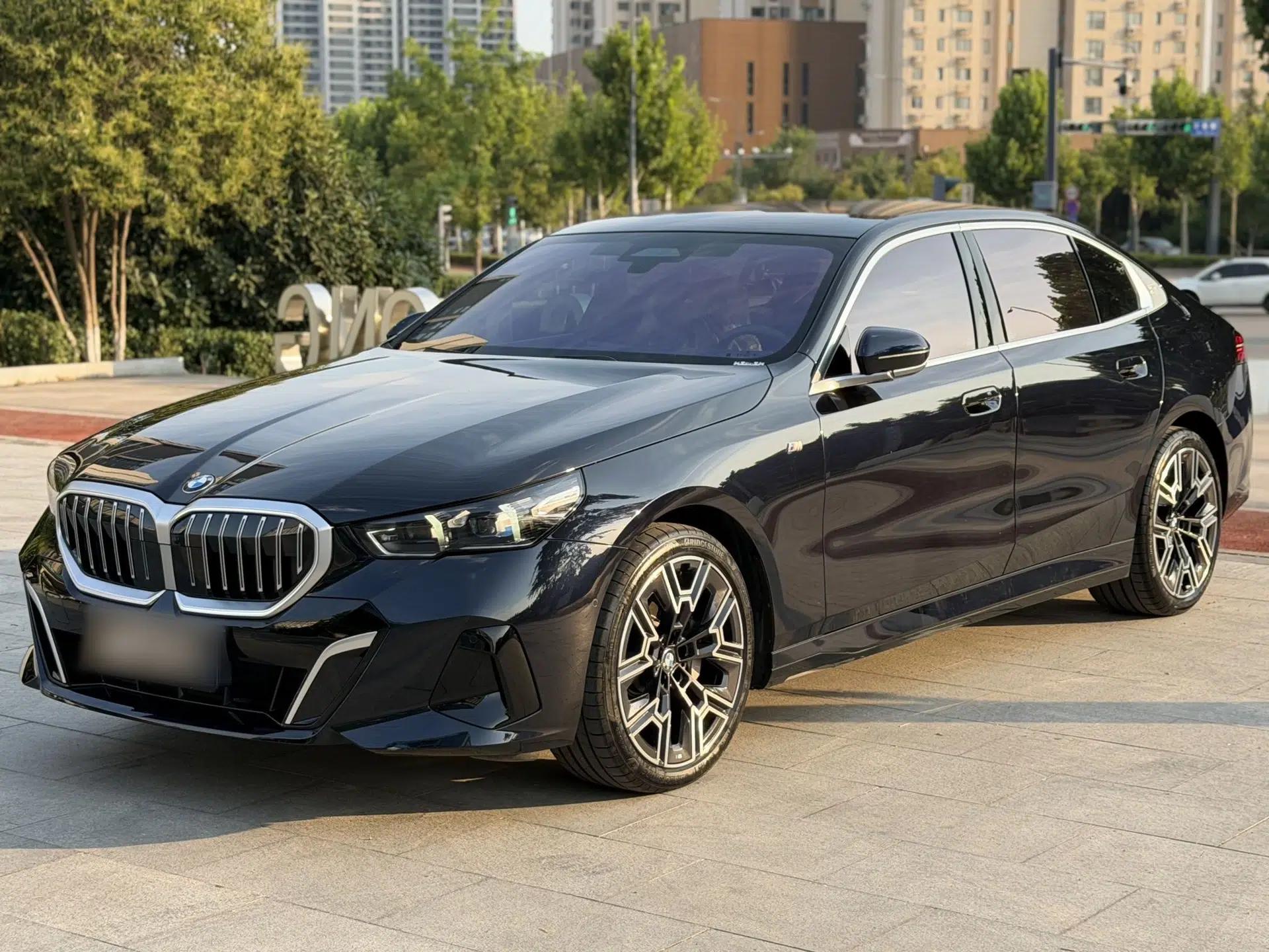 BMW 5 Series 2024 530Li Luxury Edition M Sport Package — миниатюра 1