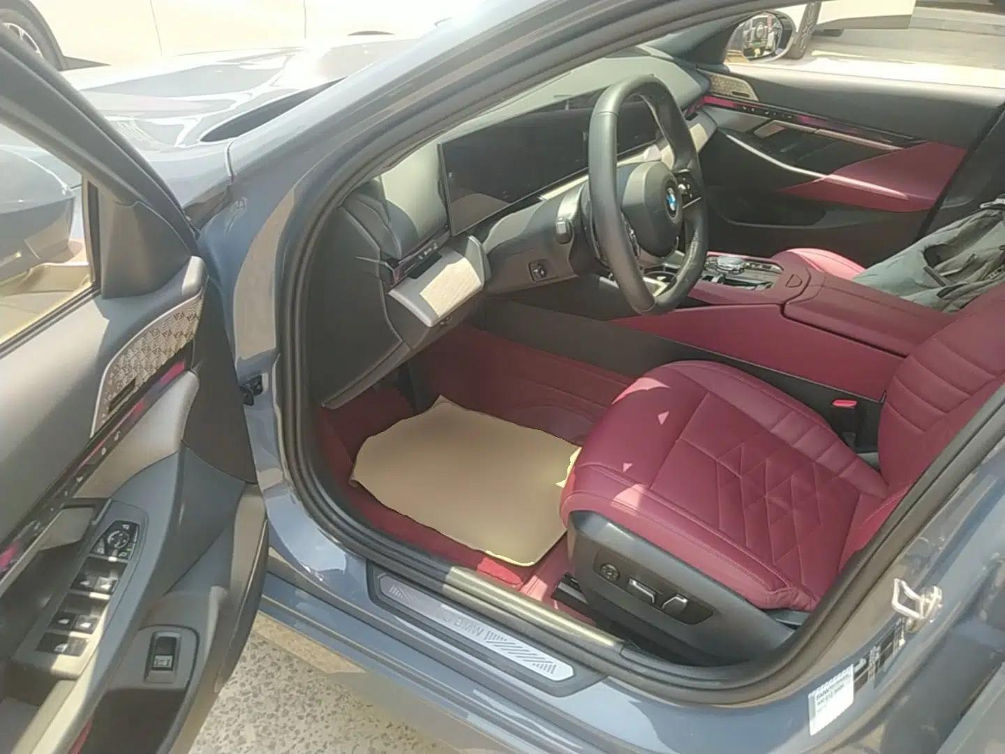 BMW 5 Series 2024 530Li Luxury Package Premium Edition — миниатюра 23