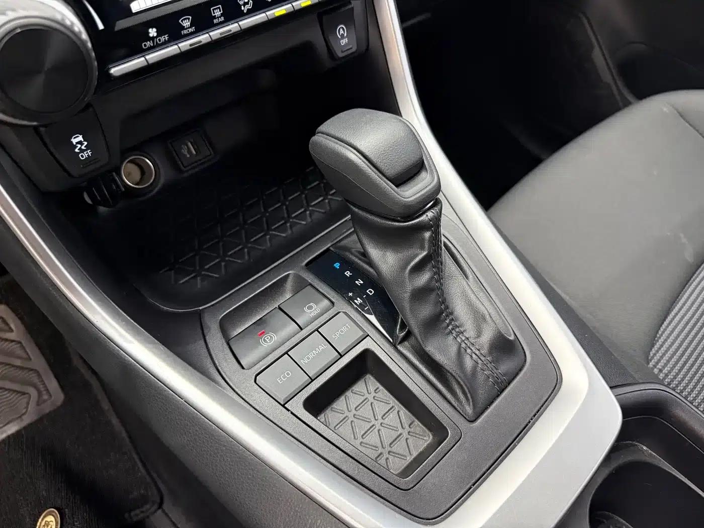 2024 Toyota RAV4 2.0L CVT 2WD Urban Edition — миниатюра 14