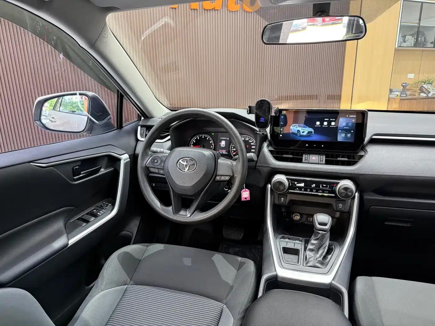 2024 Toyota RAV4 2.0L CVT 2WD Urban Edition — миниатюра 16