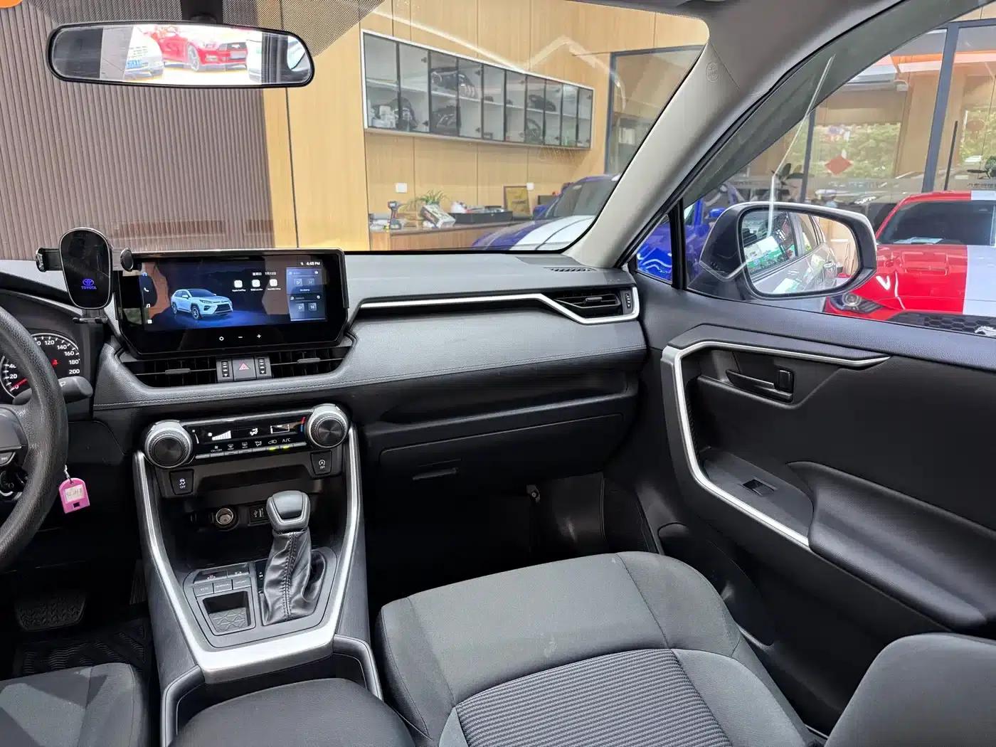 2024 Toyota RAV4 2.0L CVT 2WD Urban Edition — миниатюра 17