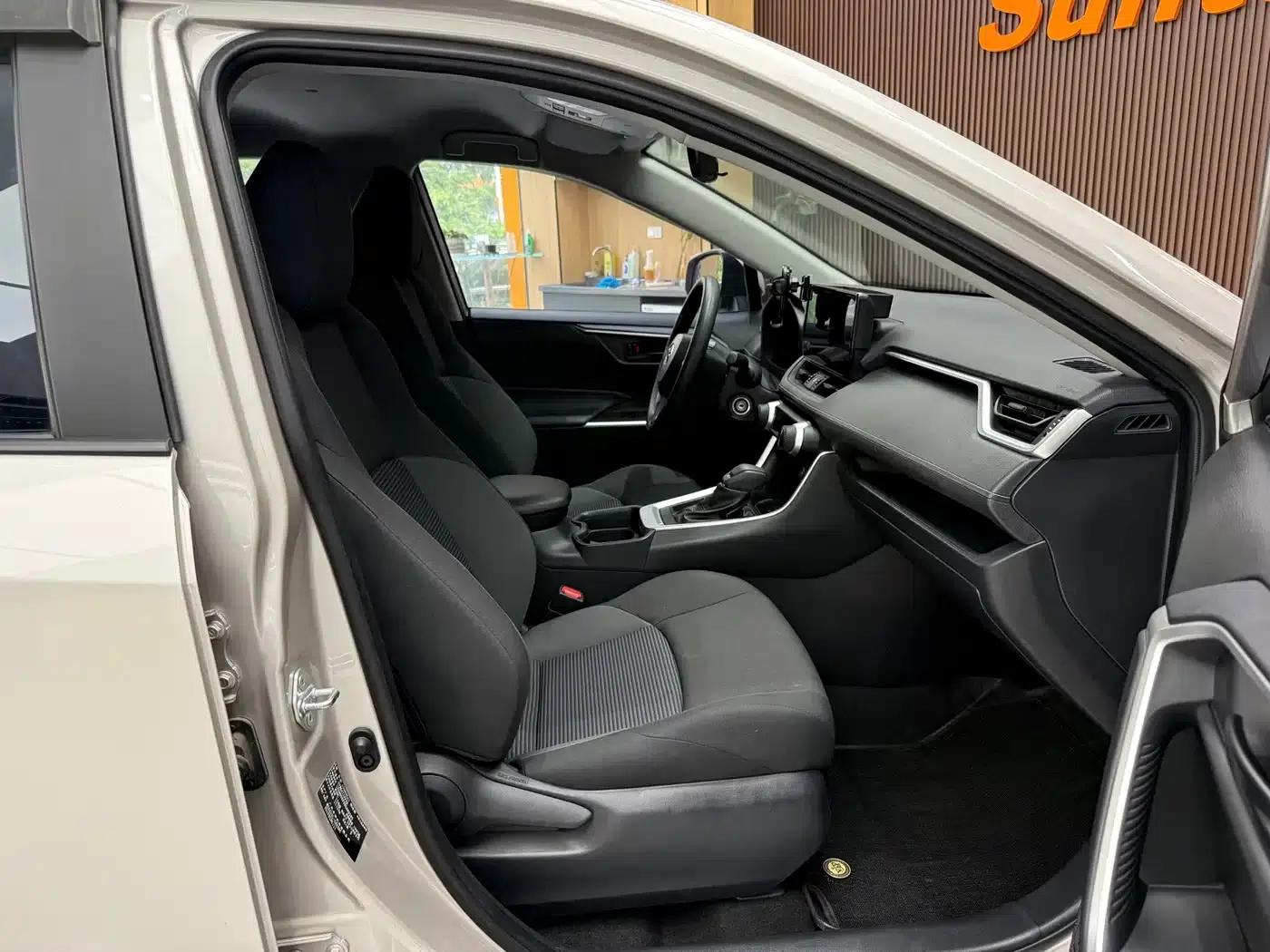 2024 Toyota RAV4 2.0L CVT 2WD Urban Edition — миниатюра 19