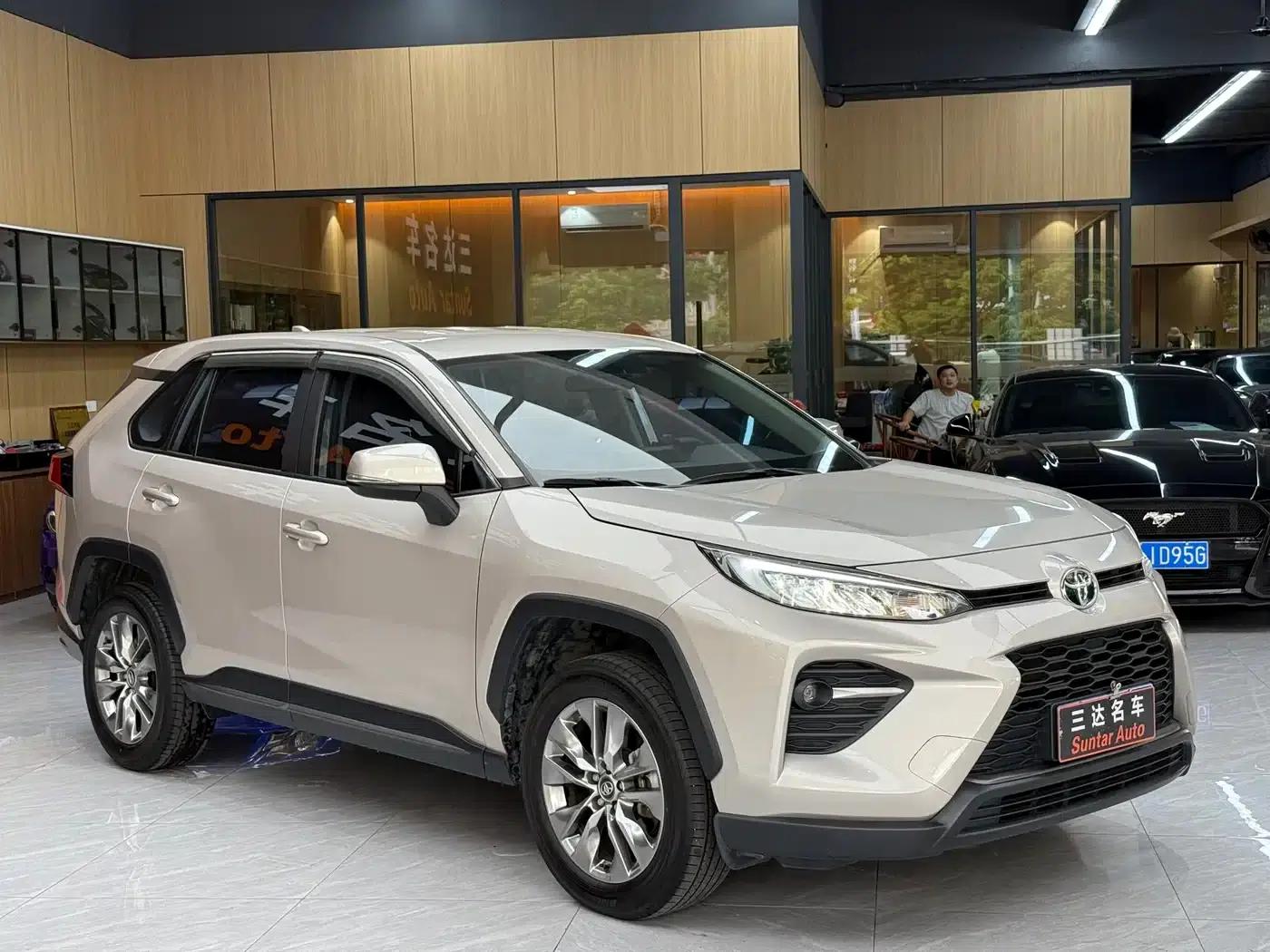 2024 Toyota RAV4 2.0L CVT 2WD Urban Edition — миниатюра 3