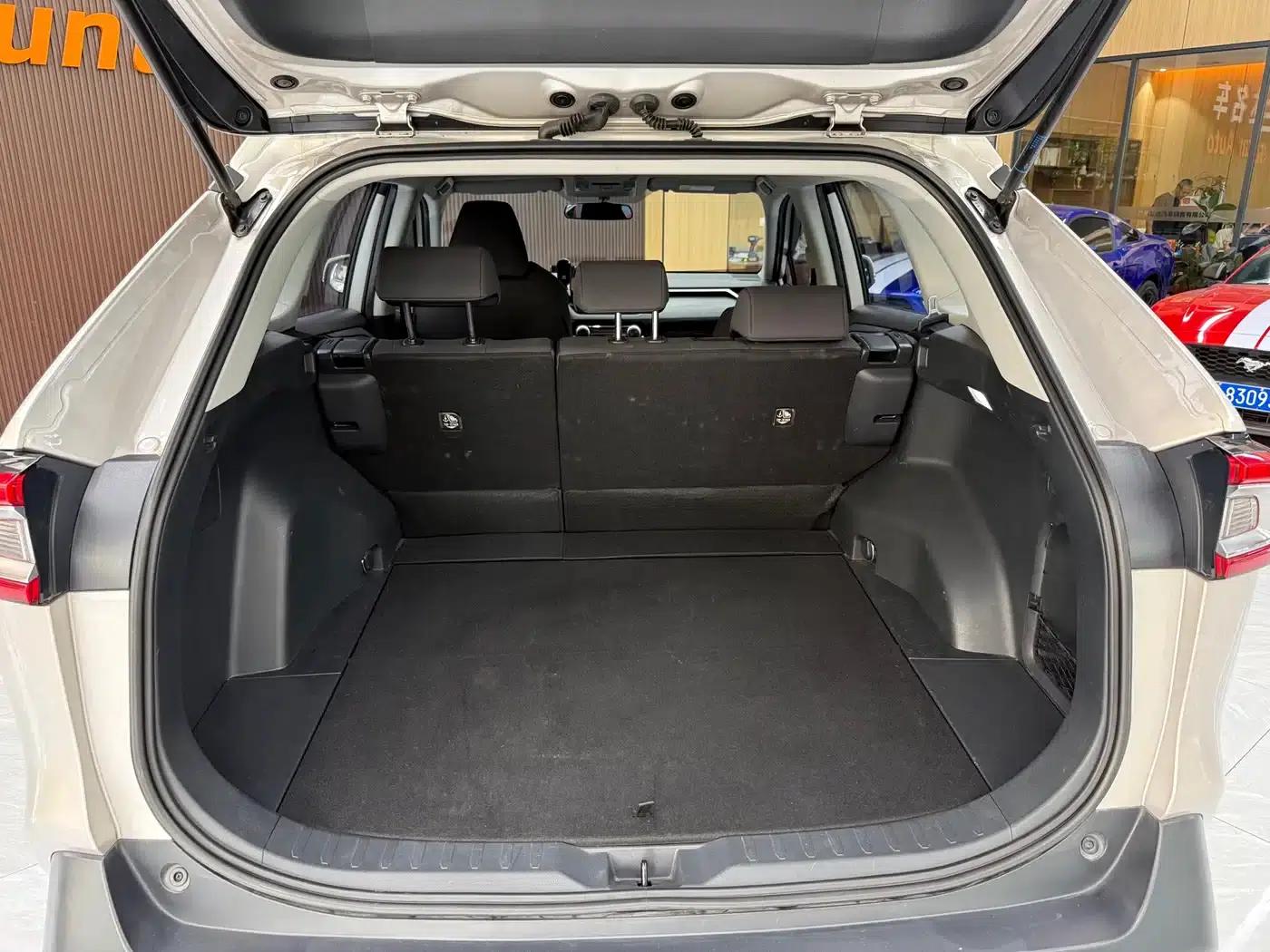 2024 Toyota RAV4 2.0L CVT 2WD Urban Edition — миниатюра 25