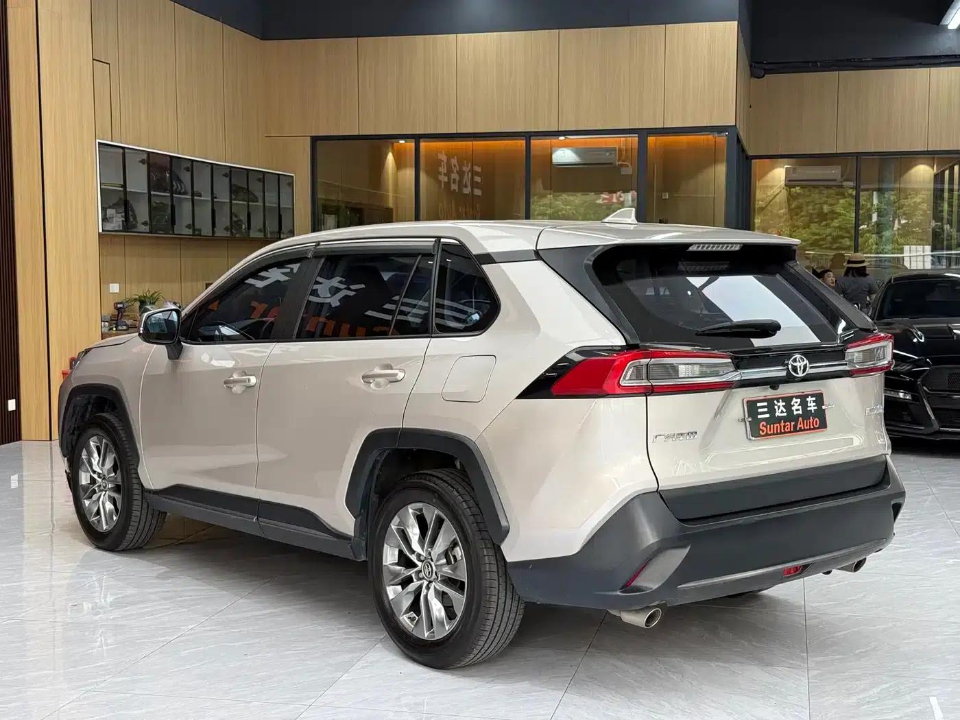 2024 Toyota RAV4 2.0L CVT 2WD Urban Edition — миниатюра 4
