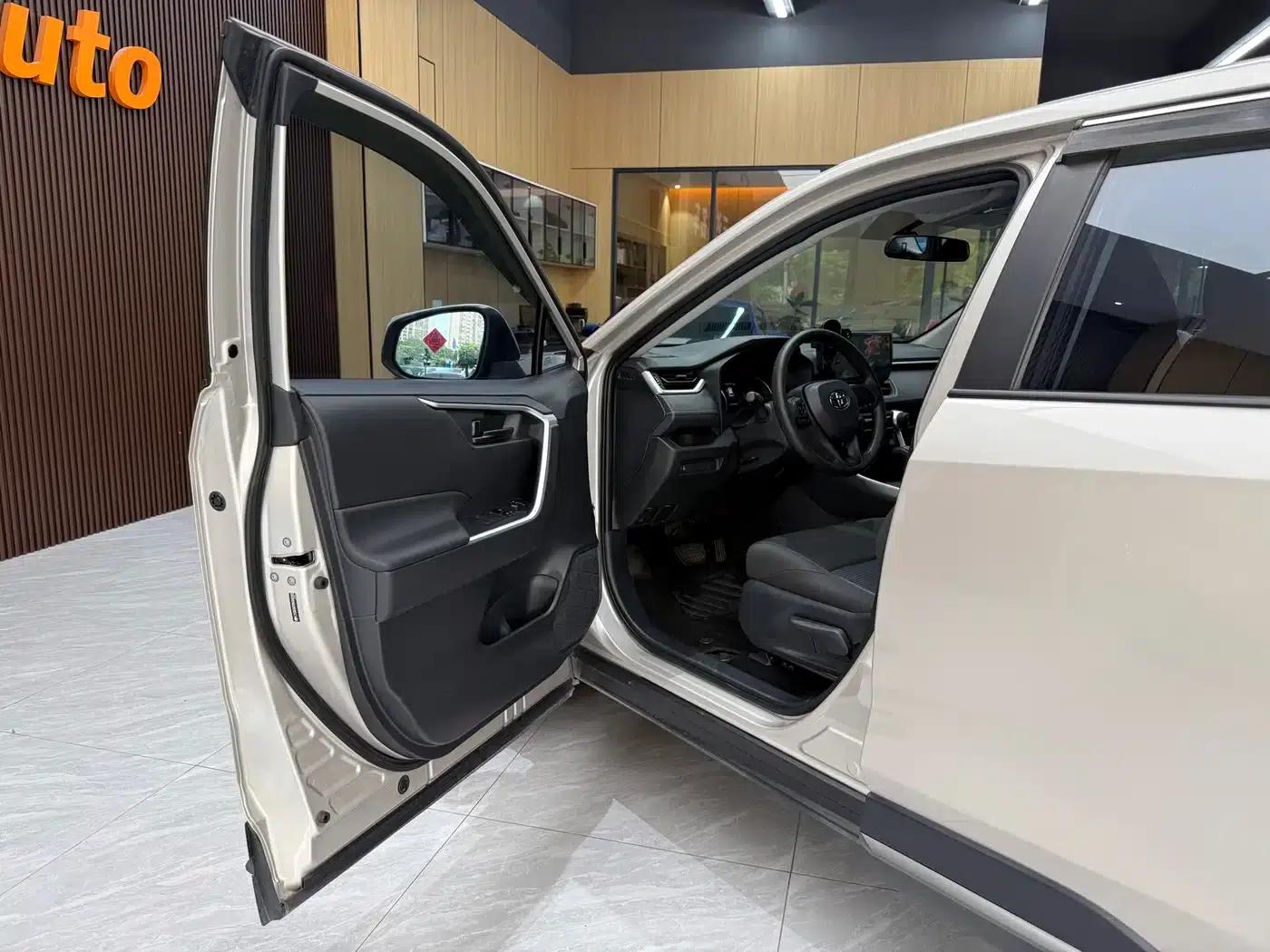 2024 Toyota RAV4 2.0L CVT 2WD Urban Edition — миниатюра 9