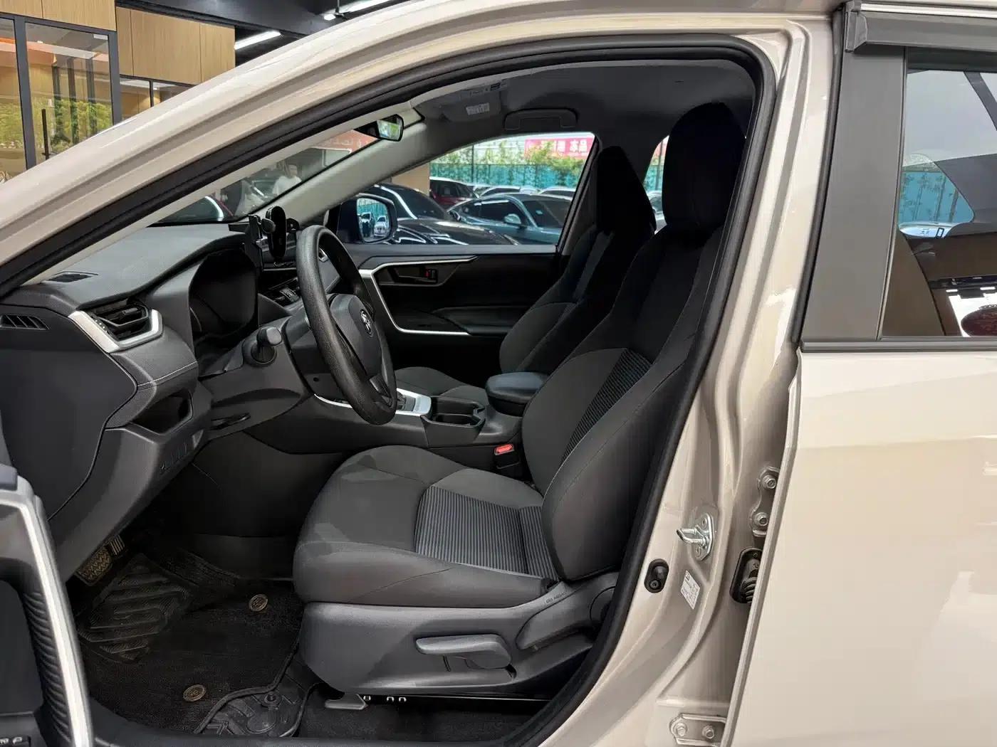 2024 Toyota RAV4 2.0L CVT 2WD Urban Edition — миниатюра 10