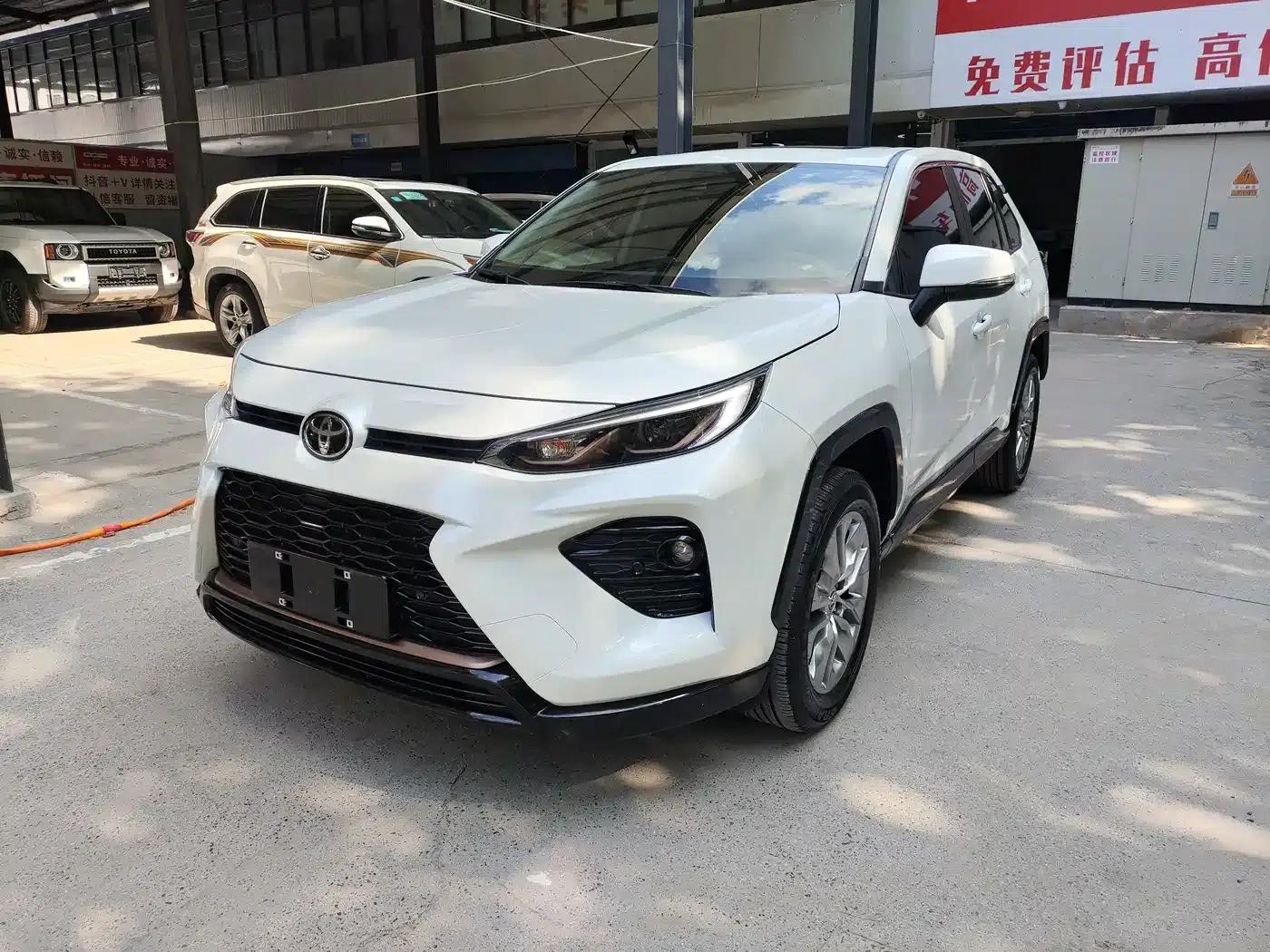 2024 Toyota RAV4 2.0L CVT 2WD Urban Edition — миниатюра 1