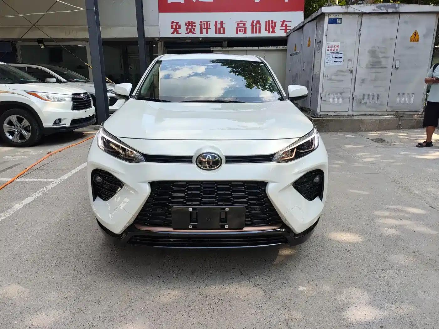 2024 Toyota RAV4 2.0L CVT 2WD Urban Edition — миниатюра 2