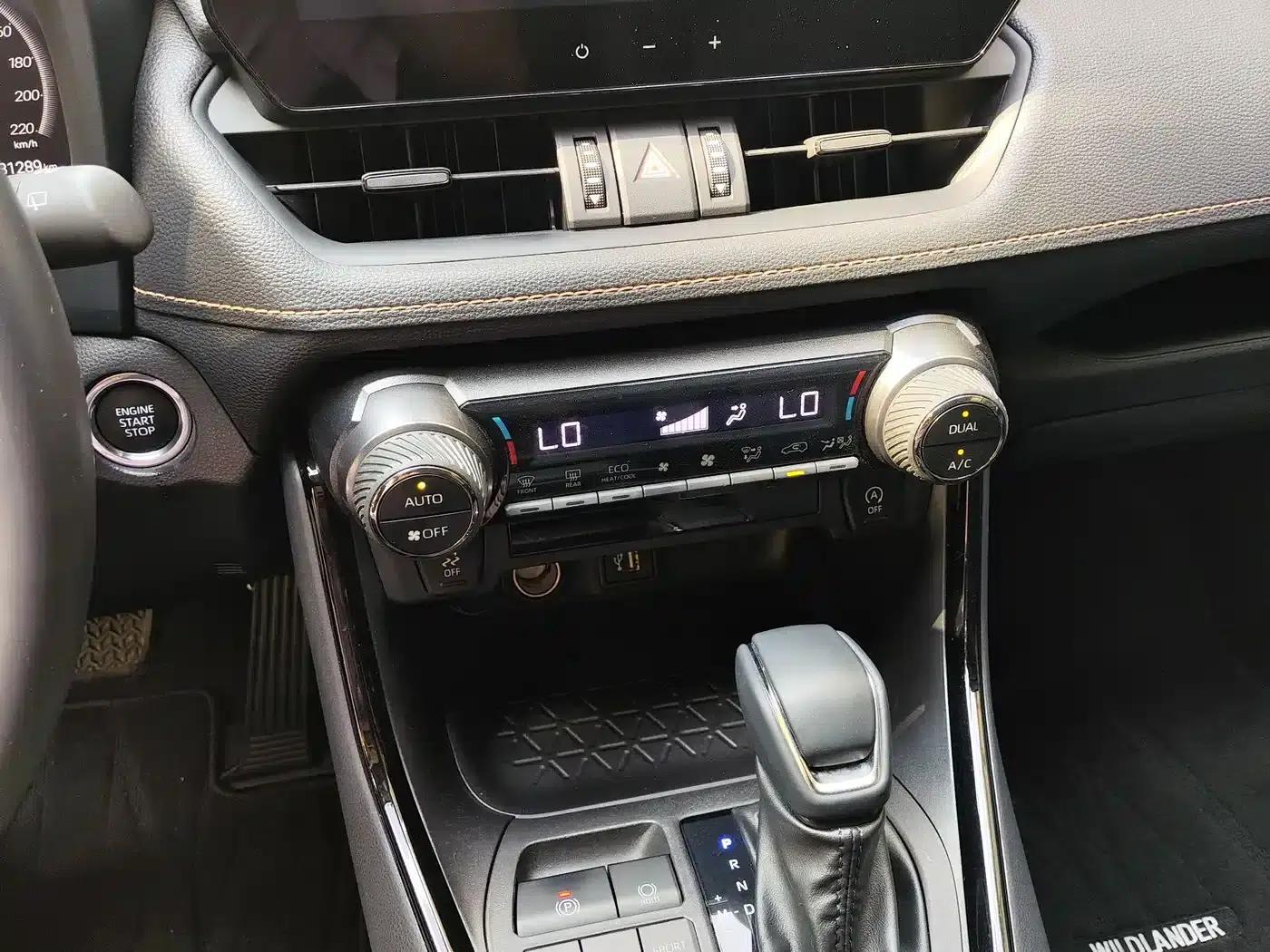 2024 Toyota RAV4 2.0L CVT 2WD Urban Edition — миниатюра 11