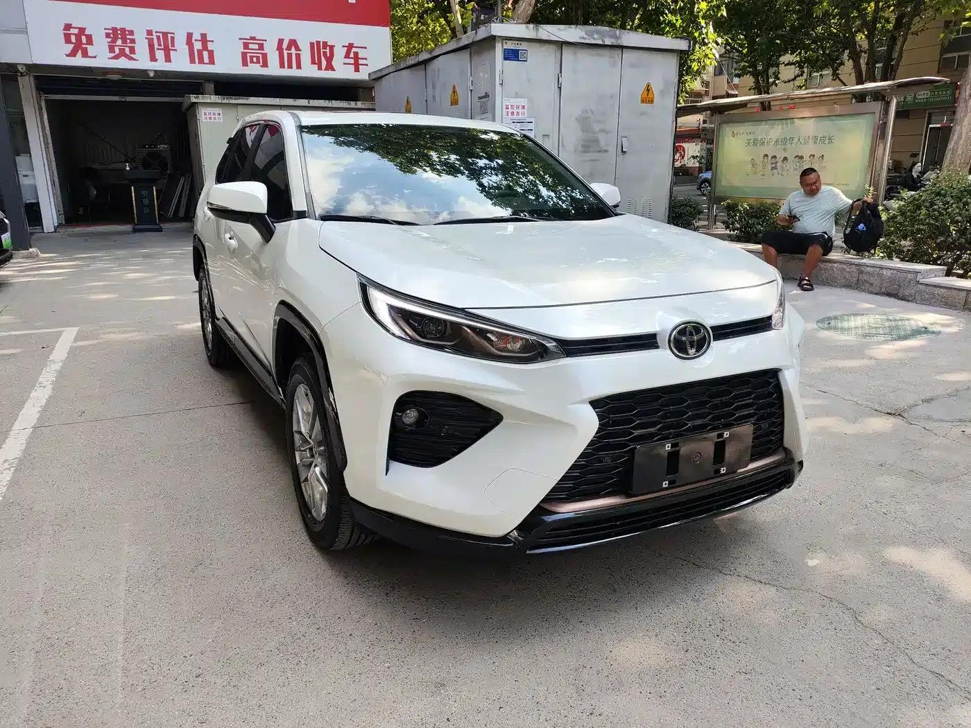 2024 Toyota RAV4 2.0L CVT 2WD Urban Edition — миниатюра 3