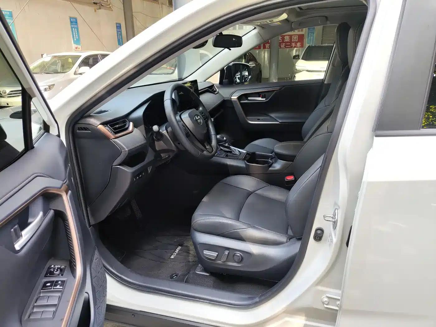 2024 Toyota RAV4 2.0L CVT 2WD Urban Edition — миниатюра 4