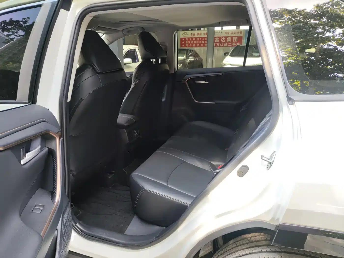 2024 Toyota RAV4 2.0L CVT 2WD Urban Edition — миниатюра 5