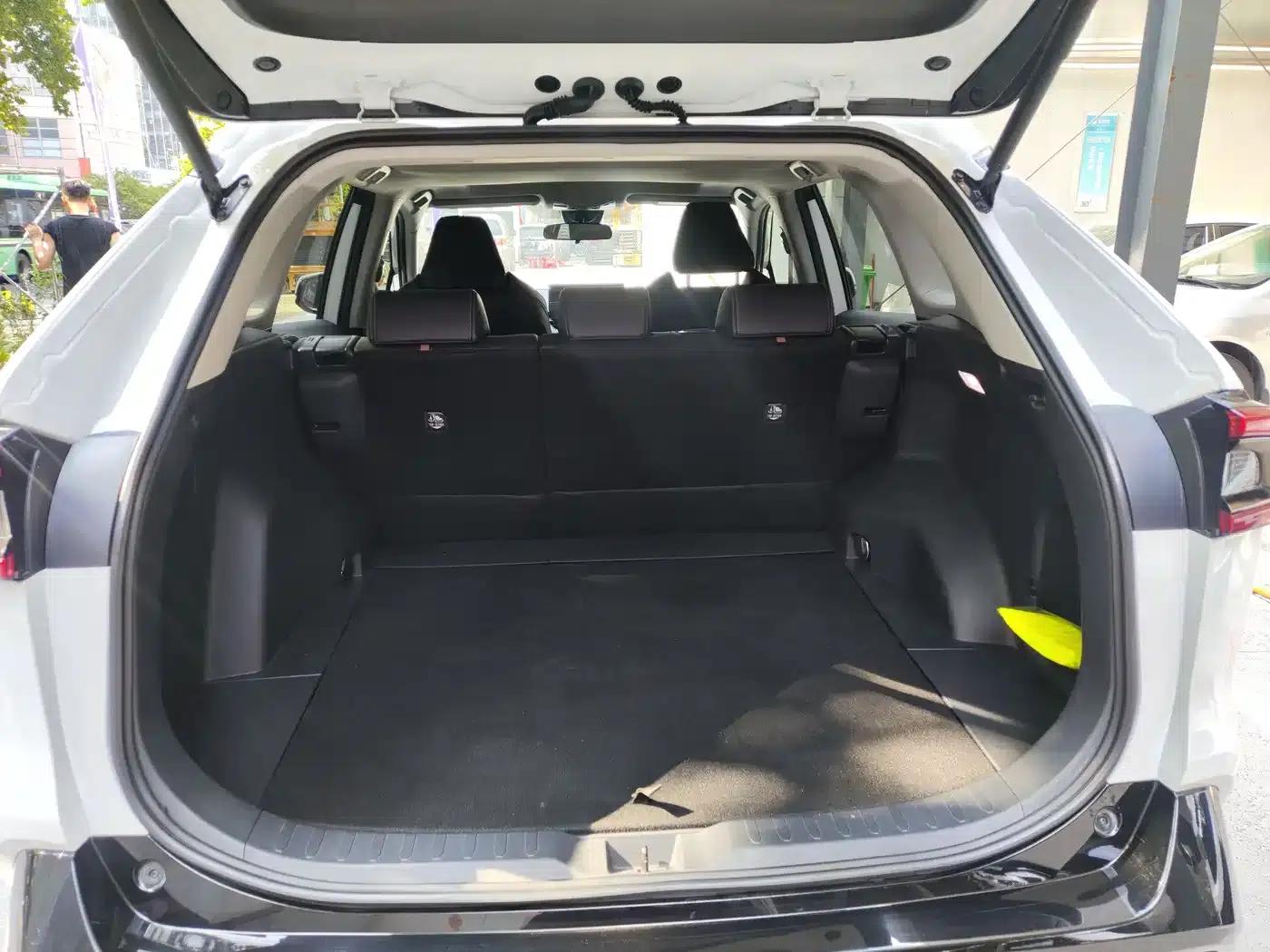 2024 Toyota RAV4 2.0L CVT 2WD Urban Edition — миниатюра 8