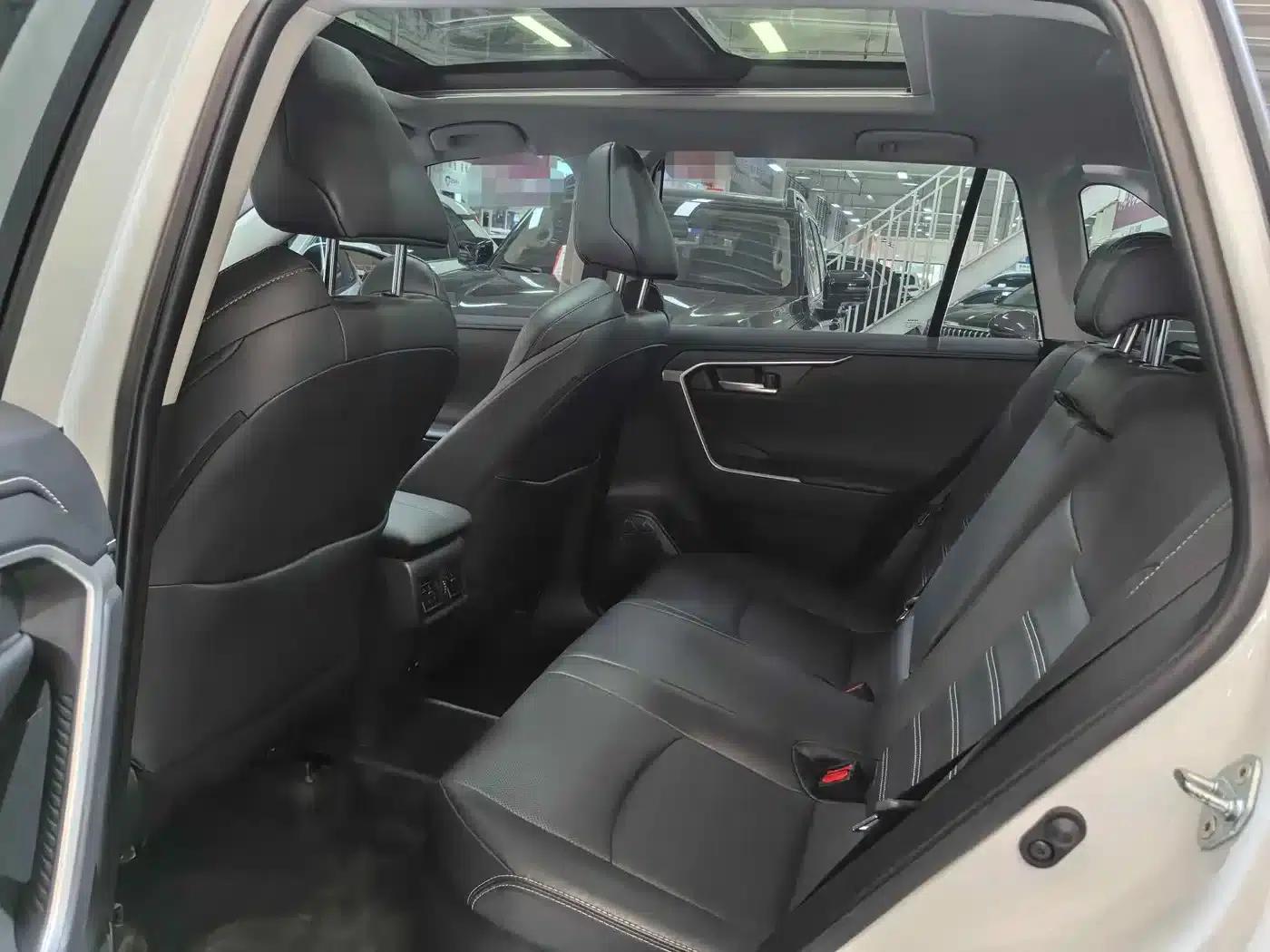 2023 Toyota RAV4 Hybrid 2.5L E-CVT 2WD Premium Edition — миниатюра 11
