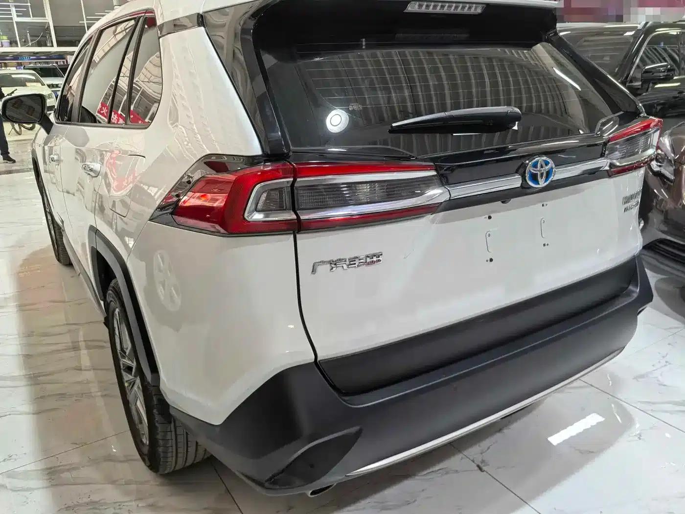 2023 Toyota RAV4 Hybrid 2.5L E-CVT 2WD Premium Edition — миниатюра 4