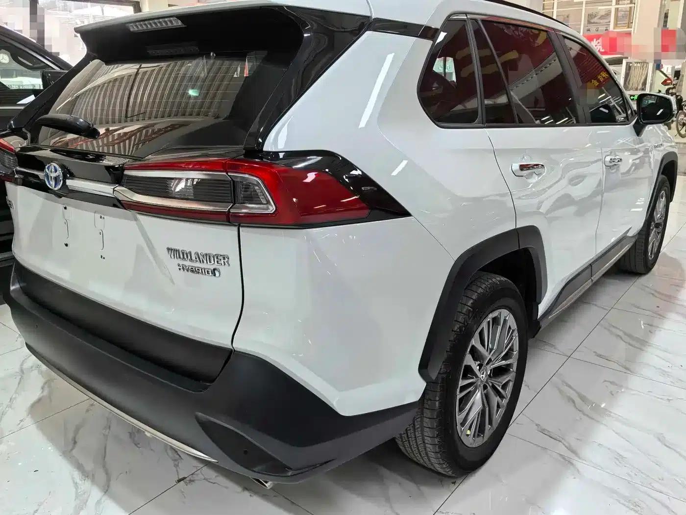 2023 Toyota RAV4 Hybrid 2.5L E-CVT 2WD Premium Edition — миниатюра 6