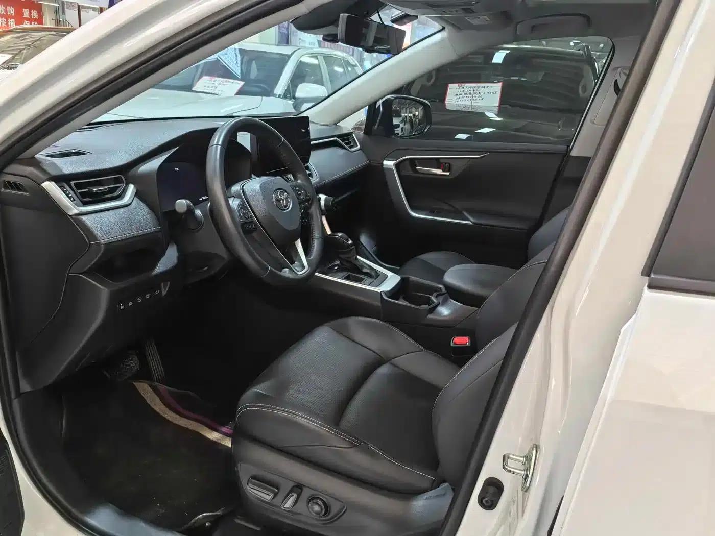 2023 Toyota RAV4 Hybrid 2.5L E-CVT 2WD Premium Edition — миниатюра 7