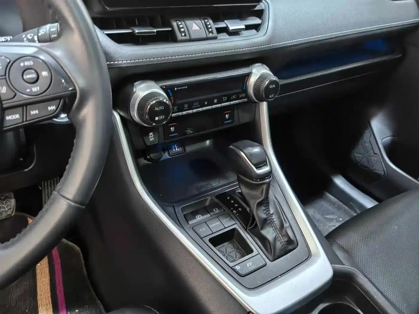 2023 Toyota RAV4 Hybrid 2.5L E-CVT 2WD Premium Edition — миниатюра 10