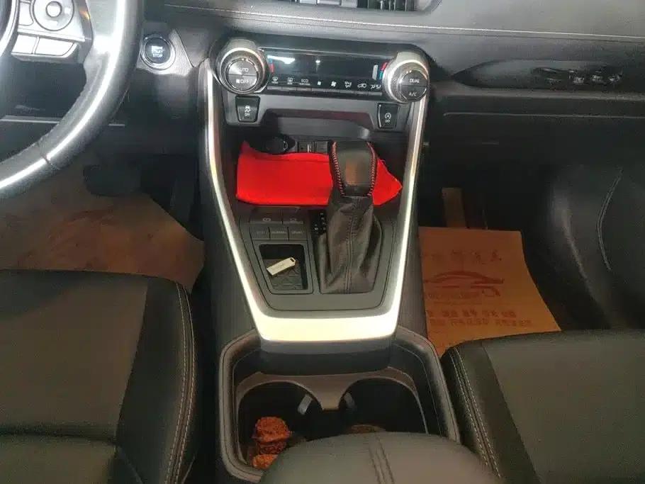 2020 Toyota RAV4 2.0L CVT 2WD Luxury Edition — миниатюра 16