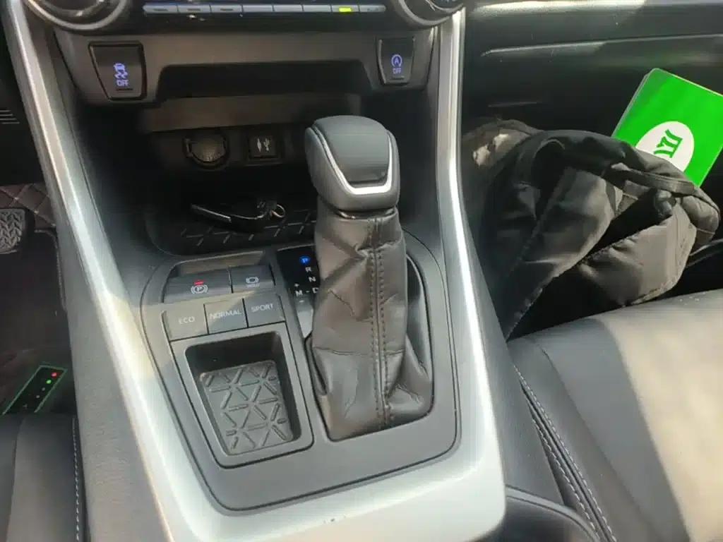 2021 Toyota RAV4 2.0L CVT 2WD Luxury Edition — миниатюра 14